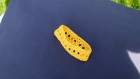 Collier réalisé au crochet de couleur jaune 