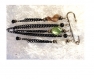 Broche rétro bronze , chaîne noire pendante et perles tortillons 
