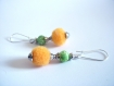 Boucles d'oreilles fraîcheur d'été, pompons oranges perles vertes 