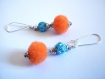 Boucles d'oreilles fraîcheur d'été, pompons oranges perles bleues 