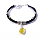 Bracelet suédine noire , breloque dauphin argenté perle jaune 