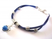 Bracelet suédine bleue foncé , breloque dauphin argenté perle bleue 