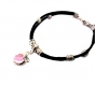 Bracelet suédine noire , breloque dauphin perle rose 
