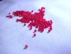 Lot de 390 perles en acrylique rouges 2 mm 