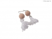 Collection géométrique scandinave - boucles d'oreille scandinave perle corail pastel et pompon blanc 