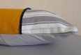 Housse de coussin, 40x60cm . imprimé "tapissier" et safran, séparé par passepoil 