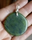 Jade néphrite pendentif monté sur fil d'argent 950 recuit. 
