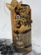 Bougie décorative dorée ornée de dentelle ancienne de chantilly noire et son socle en platre patiné en noir et doré 