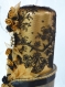Bougie décorative dorée ornée de dentelle ancienne de chantilly noire et son socle en platre patiné en noir et doré 