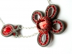 Collier fleur en broderie de perles et soutache, rouge et gris 