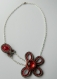 Collier fleur en broderie de perles et soutache, rouge et gris 