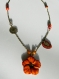 Collier couleurs chaudes automnales fleur en céramique et feuille en broderie de perles 