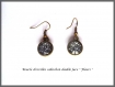 Boucles d'oreilles fantaisie pendantes à crochet bronze avec cabochon verre fleurs noir blanc double face 