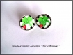 Boucles d'oreilles fantaisie clou en métal argenté avec cabochon en verre "porte bonheur " couleur noir rouge vert 