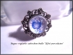 Bague ajustable femme fantaisie en métal argenté forme fleurs cabochon bulle en verre "effet porcelaine " fleurs bleu 