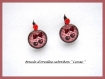 Boucles d'oreille pendantes dormeuses fantaisie en métal argenté avec cabochon en verre " cerise" noeud carreaux rouge blanc 