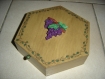 Coffret bois hexagonal avec motif en plâtre; thème la vigne