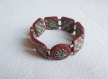 Bracelet en argile polymère rouge et vert monté sur élastique 