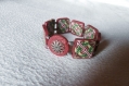 Bracelet en argile polymère rouge et vert monté sur élastique 