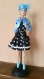 Fpc1705a - tenue poupée élégante - robe noir à pois et veste bleu 