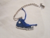 Collier avec une chaine en argent sur laquelle est une basket brodée bleu roi. 