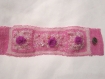 Bracelet tissé en pièce unique rose fuchsia, rose pale,et fleurs en tissu cousues 