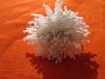 Bague brodée de multiples tiges de perles blanche ,formant une grande corolle de perles blanches.peut se porter sur tout.