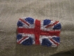 Broche brodée:drapeau anglais en perles de broderie .brodé de perles de1mm de couleur bleu ,blanc et rouge