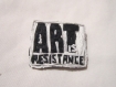 Broche brodée de perles et de fil "art is resistance", noir et blanche. 