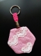 Porte clés originale en losange fuchsia et rose clair avec anneau 