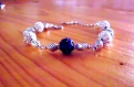 Bracelet vintage femme , argenté , perles bleues et blanches 