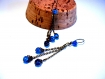 Boucles d'oreilles rétro, chaînes bronze et perles bleues 