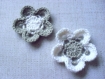 465 - lot de 2 fleurs au crochet - grège, blanc - Ø 7,5 cm 