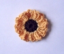 466 - lot de 4 fleurs au crochet - jaune orangé, bleu ciel, rose et marron - Ø 6 cm 