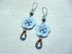 414 - boucles d'oreilles - fleur en laine acrylique bleu ciel - perles vertes, perles rocaille bleues, 