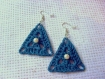 418 - boucles d'oreilles en coton - crochet - bleu - perle de verre blanche 