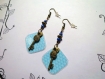 623 - boucles d'oreilles papier motif bleu ciel - perle de rocaille bleue - bronze 