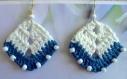 430 - boucles d'oreilles en coton - crochet - bleu et blanc- perles de rocailles blanches 