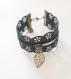 Bracelet manchette en dentelle noire avec breloque bronze. 