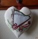 Harpe brodée sur un cœur pour les passionnés de musique 
