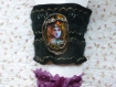 Manchette -bracelet "lila" en velours et médaillon 