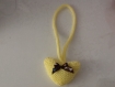 Petit coeur laine jaune décor noeud marron à suspendre 