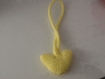 Petit coeur laine jaune décor noeud marron à suspendre 