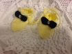 Chaussons bebe 0/6mois ou poupee tricot laine jaune avec petits nœuds bleu marine 