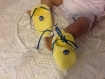 Chaussons bebe 6/18 mois ou poupee tricot laine jaune avec petits boutons et ruban pour la cheville 