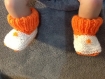 Petits chaussons 3/6 mois bebe laine orange et blanc avec boutons deco 
