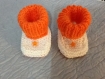 Petits chaussons 3/6 mois bebe laine orange et blanc avec boutons deco 