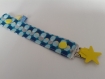 Attache-tétine en tissus à motifs géométriques bleus, gris et jaunes avec pression et attache type bretelle étoile 