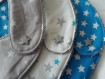 Bavoirs bébé en tissu et éponge grise et motifs étoiles fermeture par pression taille 0-6 mois 