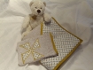 Sortie de bain et gant assorti en éponge beige et tissus de coton motifs géométriques 